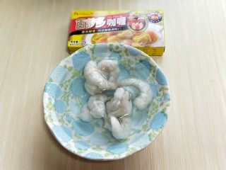 2、咖喱虾仁炒饭,将虾仁解冻,放入清水,自然化冻即可。