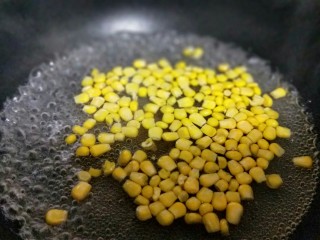 3、咖喱虾仁炒饭,玉米粒焯水,水烧开后放入玉米粒,大火烧开1分钟后捞出,淋干水份。