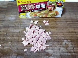 5、咖喱虾仁炒饭,火腿去掉外皮,切丁。