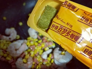 12、咖喱虾仁炒饭,加入咖喱。
