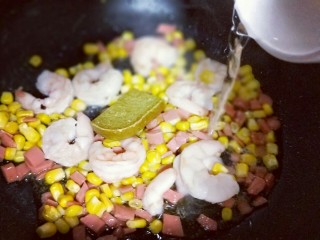 13、咖喱虾仁炒饭,再加入少许清水。(不需要加太多,一点就可以)