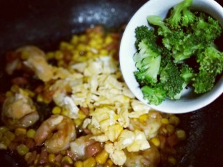 15、咖喱虾仁炒饭,再加入焯过水的西兰花。