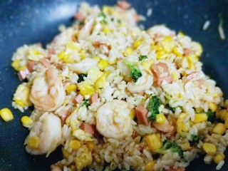 17、咖喱虾仁炒饭,关火可以出锅喽~咖喱香味扑鼻而来。