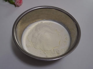 4、一口就爱上啦！香草冰淇淋????在家轻松制作！,倒入一袋冰淇淋粉