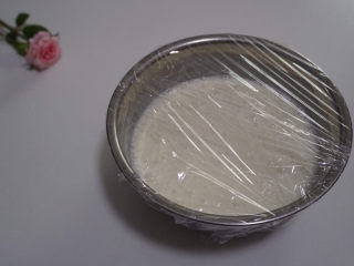 7、一口就爱上啦！香草冰淇淋????在家轻松制作！,用保鲜膜包裹住，放入冰箱冷冻室冷冻6小时以上即可取出食用。