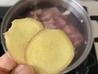 2、番茄炖牛腩,牛腩冷水下锅，加姜片和料酒，煮开后撇去浮沫