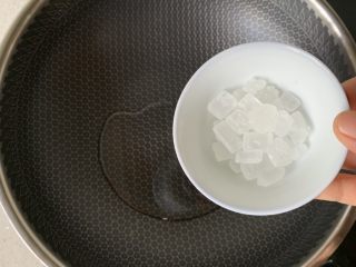 4、番茄炖牛腩,冷油下冰糖，中火炒一下糖色（棕红色）