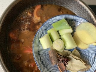 8、番茄炖牛腩,下香料，加少许盐、糖调味