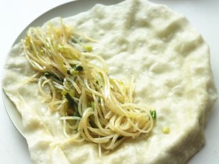 18、土豆丝卷饼,用刚才烙好的饼卷上土豆丝,就可以开吃了。