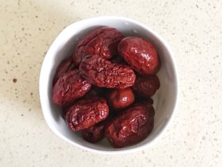 1、一次性发酵的玉米发糕,大枣提前浸泡一会儿，清洗干净