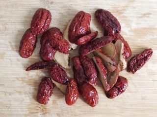 2、一次性发酵的玉米发糕,一切为二，去掉枣核