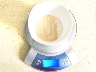 3、一次性发酵的玉米发糕,酵母称量出来