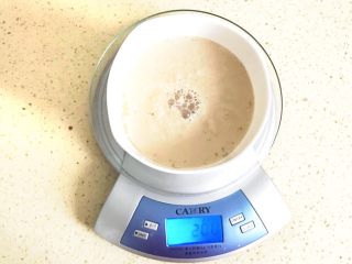 4、一次性发酵的玉米发糕,加入温水化开酵母