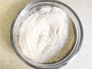 7、一次性发酵的玉米发糕,两种面粉混合均匀