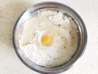 9、一次性发酵的玉米发糕,加入已经化开的酵母水和剩余的温水