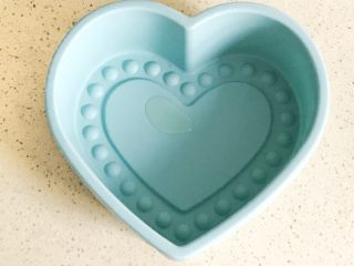 11、一次性发酵的玉米发糕,我用的是心形八寸硅胶模具，提前摸一下玉米油，方便脱模