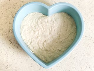 12、一次性发酵的玉米发糕,将搅拌均匀的玉米糊糊倒入模具中，震一下模具，使其均匀摊开