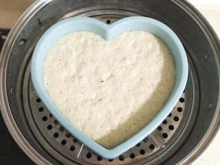 13、一次性发酵的玉米发糕,按住习惯的方式进行发酵吧，天热自然发酵即可，天冷后，锅里烧温水，将模具放在锅里发酵，大约一个小时就可以发酵至模具的八分高了。玉米糊糊充满洞眼就是发酵到位了