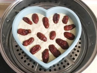 14、一次性发酵的玉米发糕,按住喜好，摆放上大枣，冷水开锅，大火烧开锅后，再烧20分钟左右，关火，静焖3分钟就可以开锅了