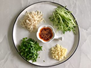 1、川味鷄絲凉面,鸡脯肉白水煮熟，撕成细丝，黄瓜擦丝，香菜洗净切碎，蒜切成末，油辣子一勺。
