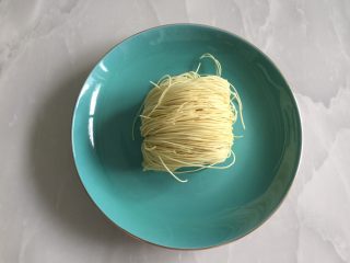 2、川味鷄絲凉面,竹升面一卷。