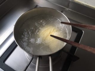 3、川味鷄絲凉面,烧水煮面。