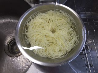 4、川味鷄絲凉面,煮熟的面条过冷水，冲凉。