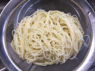 5、川味鷄絲凉面,沥干水分。