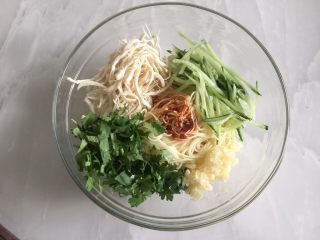 8、川味鷄絲凉面,加入所有食材。