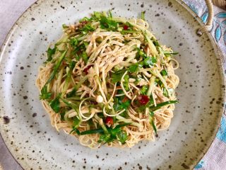 9、川味鷄絲凉面,拌匀放入盘中。