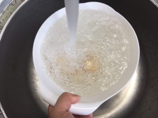 11、川味鷄絲凉面,立刻放入冷水中冲凉。剥壳切开就可以装盘了。