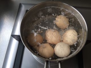 10、川味鷄絲凉面,下面我们来煮溏心蛋，水煮沸，放入新鲜的常温鸡蛋，煮5分钟。