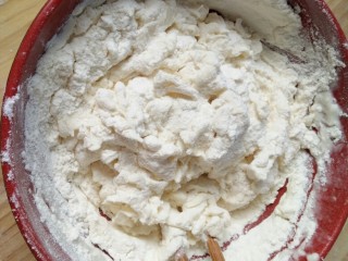 1、千层肉饼,面粉边加水边调拌