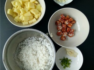 2、土豆腊肠饭,大米淘洗干净；土豆切丁；腊肠切丁；1瓣大蒜切片；2瓣大蒜切粒；小葱切成葱花；