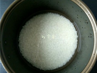 3、土豆腊肠饭,将大米放入电饭煲内胆，倒入适量清水；具体水量需按平时个人喜好的口感调整；