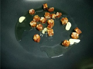 6、土豆腊肠饭,放入腊肠翻炒；