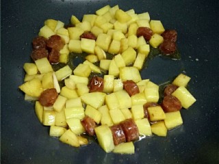 8、土豆腊肠饭,食材8成熟时，调入适量生抽，香醋，细砂糖，盐，翻炒均匀，关火；
