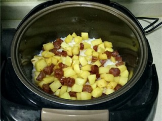 9、土豆腊肠饭,电饭煲没有冒烟时，倒入土豆腊肠，合上盖子，让煮饭程序继续；