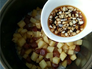 12、土豆腊肠饭,趁热倒入蒜粒调料；