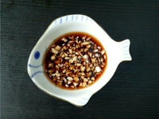 10、土豆腊肠饭,蒜粒同适量生抽，香醋混合，搅拌均匀；