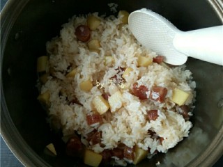 13、土豆腊肠饭,再迅速拌匀；