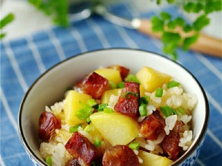 14、土豆腊肠饭,盛出，点缀葱花；【土豆腊肠饭】做好啦。