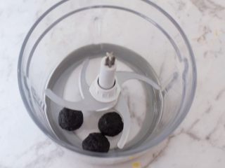 3、芝麻酸奶水果冻,把燕窝芝麻丸放入料理机中