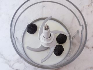 4、芝麻酸奶水果冻,加入牛奶