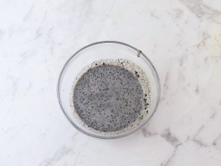 5、芝麻酸奶水果冻,打成糊