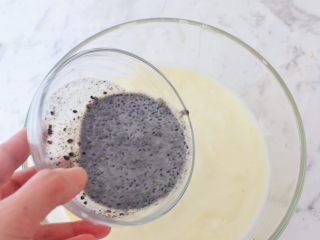 6、芝麻酸奶水果冻,倒入酸奶中