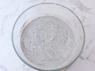 7、芝麻酸奶水果冻,搅拌均匀