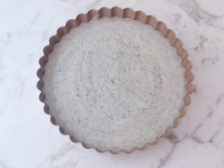 8、芝麻酸奶水果冻,把拌匀的芝麻酸奶倒入学厨模具中