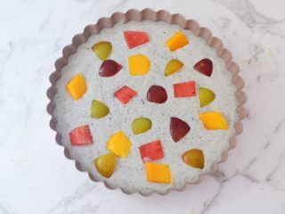 9、芝麻酸奶水果冻,再摆放入水果丁,最后放入冰箱冰冻4小时以上