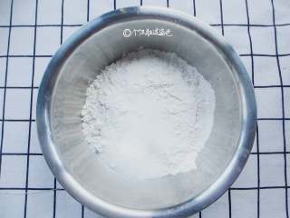 1、家常韭菜饼,将400克面粉,4克糖搅拌均匀,准备250克温水